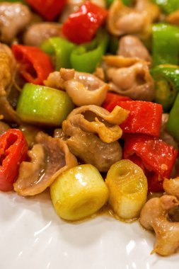 Tatlı ve lezzetli bir Çin yemeği, kızarmış domuz bağırsağı.