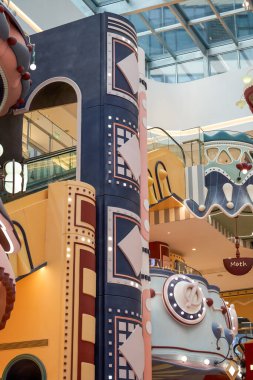 Şehir merkezinde çizgi film stili bir bina tasarımı.