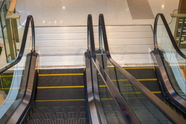 Şehir merkezindeki asansör yürüyen merdivenine yakın çekim.