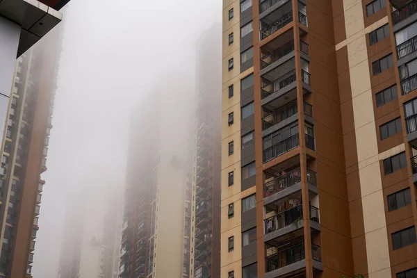 Budynki Mieszkalne Miejskie Wieżowce Gęstej Mgle Przy Deszczowej Pogodzie — Zdjęcie stockowe