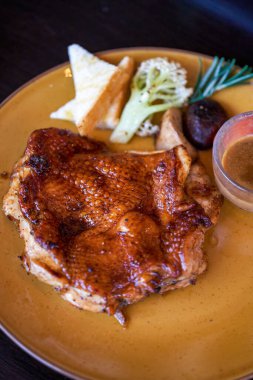 Çıtır çıtır ve lezzetli bir batı yemeği, kızarmış tavuk pirzolası.