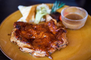 Çıtır çıtır ve lezzetli bir batı yemeği, kızarmış tavuk pirzolası.