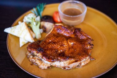 Çıtır çıtır ve lezzetli bir batı yemeği, kızarmış tavuk pirzolası.