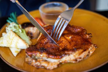 Çıtır çıtır ve lezzetli bir batı yemeği, kızarmış tavuk pirzolası.