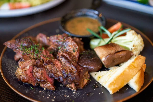 Lezzetli ve cezbedici batı bifteği, ızgara sığır filetosu.