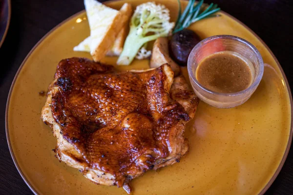 Çıtır çıtır ve lezzetli bir batı yemeği, kızarmış tavuk pirzolası.