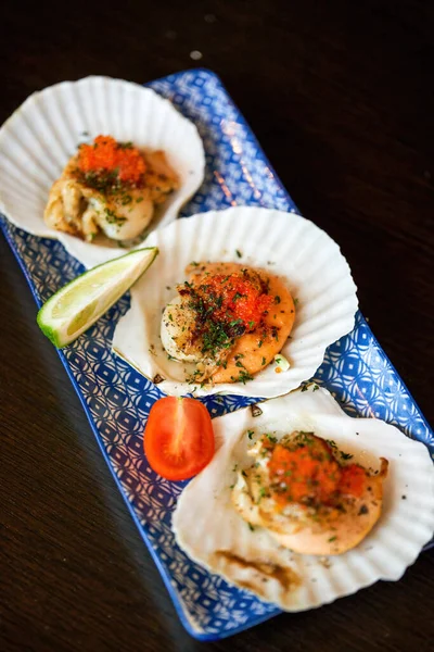 Lezzetli ve lezzetli bir batı yemeği, kızarmış deniz tarağı.