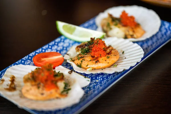 Lezzetli ve lezzetli bir batı yemeği, kızarmış deniz tarağı.