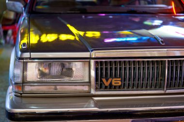 Klasik bir klasik arabanın ön radyatör kaputuna yakın plan.