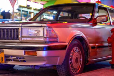 Eski model bir arabanın dış ve ön far detaylarının yakın çekimi