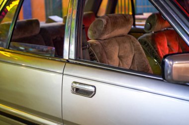 Eski model bir arabanın iç ve dış detaylarının yakınlaştırılması