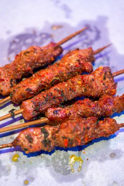 Lezzetli bir Çin mangalı, ızgara yağlı biftek şişi.