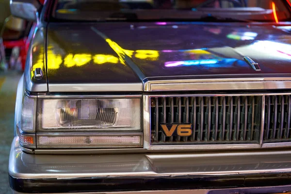 Klasik bir klasik arabanın ön radyatör kaputuna yakın plan.