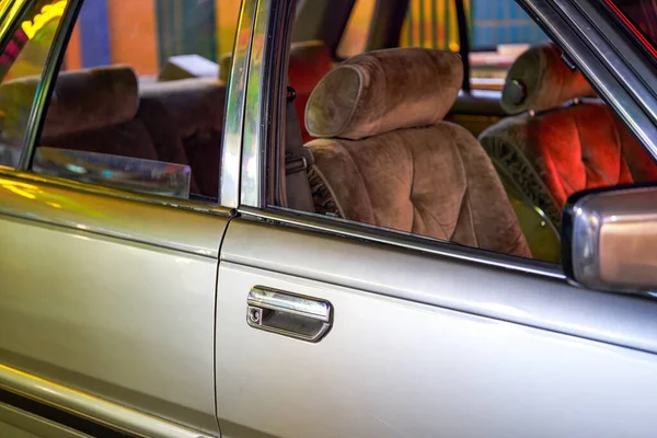 Eski model bir arabanın iç ve dış detaylarının yakınlaştırılması