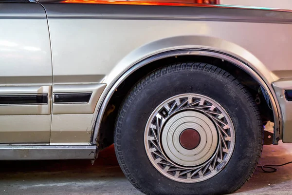 Eski model bir arabanın dış ve ön far detaylarının yakın çekimi