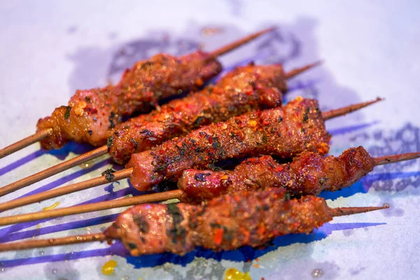 Lezzetli bir Çin mangalı, ızgara yağlı biftek şişi.