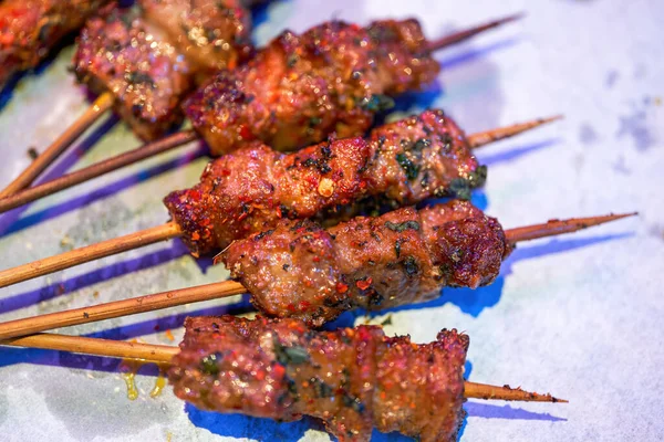 Lezzetli bir Çin mangalı, ızgara yağlı biftek şişi.