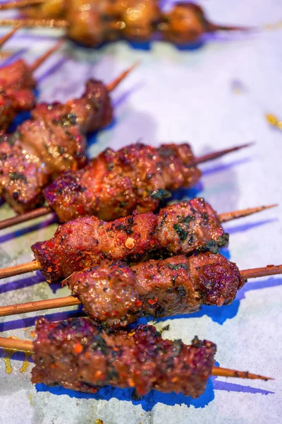 Ein Köstlicher Verkohlter Chinesischer Grill Gegrillte Fettige Rindfleischspieße — Stockfoto