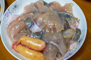 Taze bir tencere, çiğ ve çıtır balık filetosu.