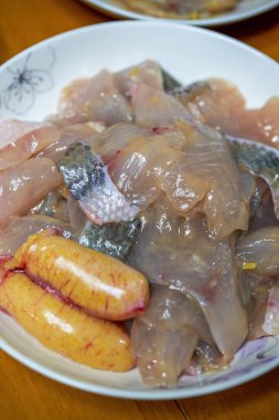 Taze bir tencere, çiğ ve çıtır balık filetosu.