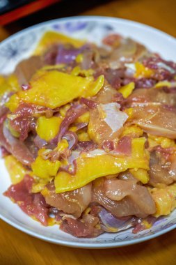 Taze bir tencere, taze çiğ üç sarı tavuk.