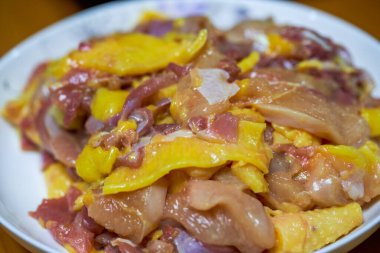 Taze bir tencere, taze çiğ üç sarı tavuk.