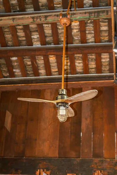 Eski Çin binalarındaki gazyağı avizelerinin ve tavan vantilatörlerinin yakın çekimi.