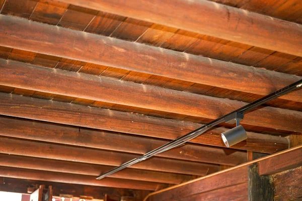 Antik Çin binasının kapalı ahşap tavanına yakın çekim