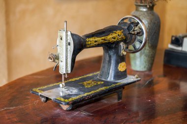 Eski bir dikiş makinesinin yakın plan görüntüsü
