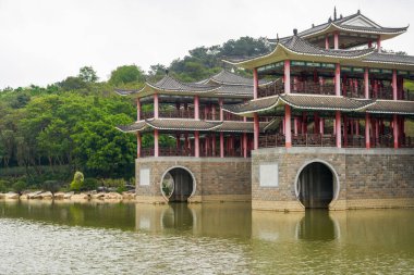 Çin 'deki boş orman parklarının, eski binaların ve kulelerin manzarası.