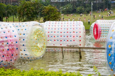 Su parkında şişirilebilir bir paten oyununun kapanışı