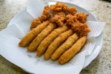 Kızarmış balık kızartması ve tavuk nugget tabağı.
