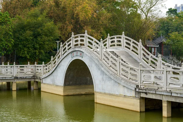 Chinese Style Pedestrian Stone Arch Bridge Lake Park — Stock Photo, Image