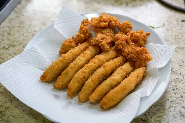 Plato Comida Frita Palitos Bacalao Crujientes Pepitas Pollo — Foto de Stock