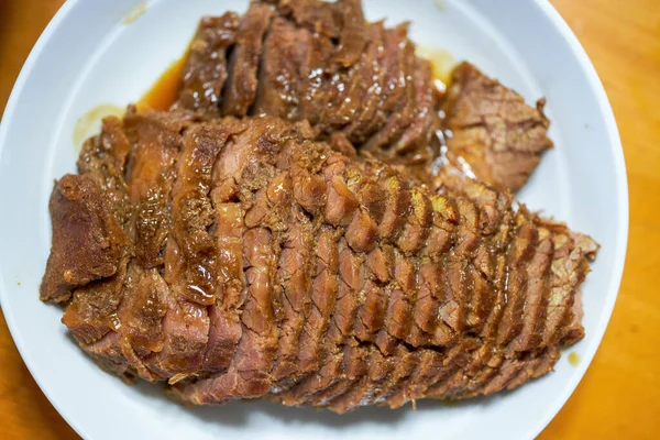 おいしいとまろやかなソースの牛肉のプレート — ストック写真