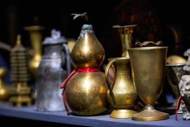 Bir ikinci el mağazasında çeşitli geleneksel nesneler