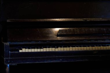 Eski kırık bir piyanonun yakın çekimi