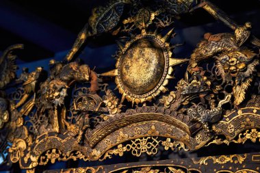 Geleneksel Çin tarzı mobilyalara yakın çekimde metal oymalar.