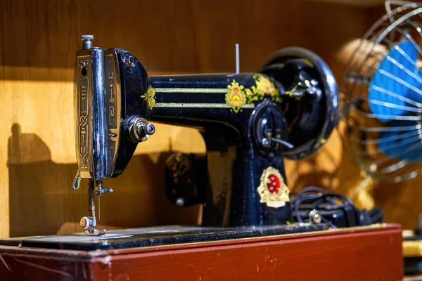 Eski ve geleneksel bir dikiş makinesinin yakın çekimi