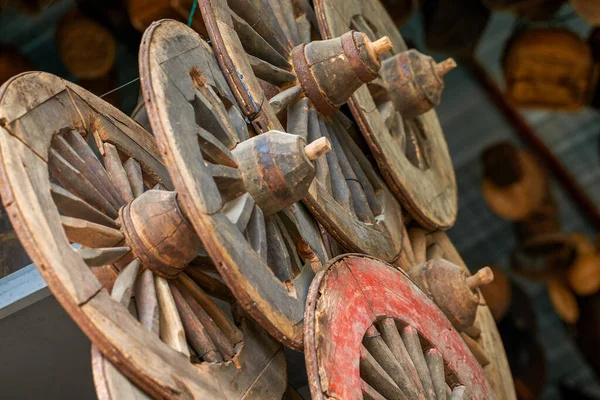 Traditionella Vintage Trähjul Hängande Fasadväggen — Stockfoto