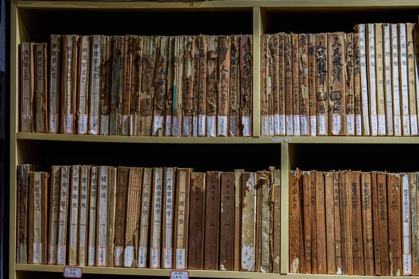 Detailní Záběr Starých Zpřelámaných Starých Knih Knihovně — Stock fotografie
