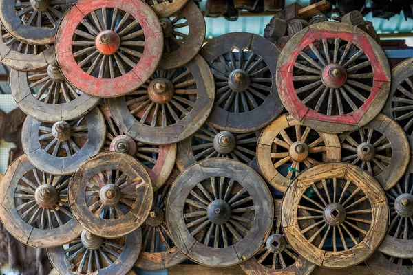 Traditionella Vintage Trähjul Hängande Fasadväggen — Stockfoto