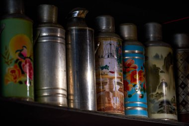 Geleneksel Çin usulü su ısıtıcısına yakın çekim.