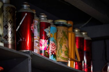 Geleneksel Çin usulü su ısıtıcısına yakın çekim.