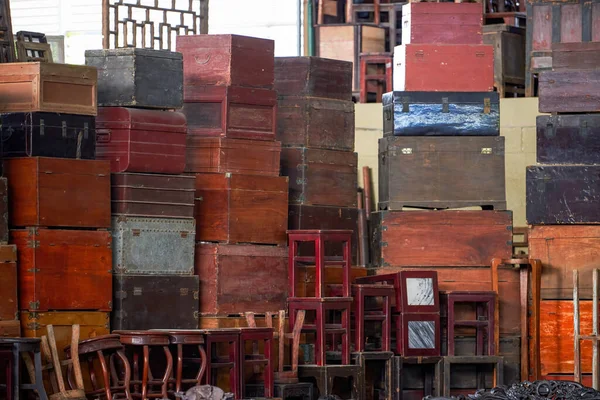 Pile Old Vintage Big Wooden Boxes Stacked Furniture Store — Foto Stock