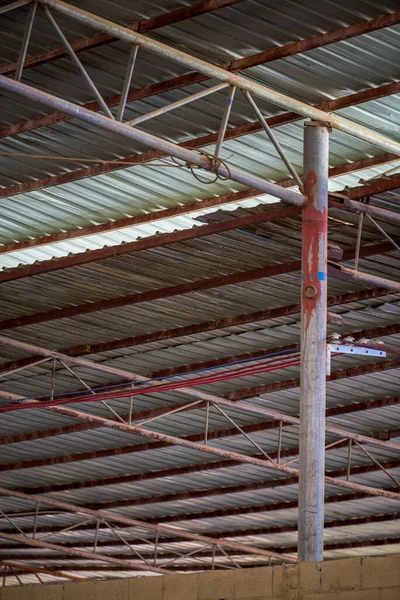 Close Teto Grande Armazém Com Telhado Estrutura Metálica — Fotografia de Stock