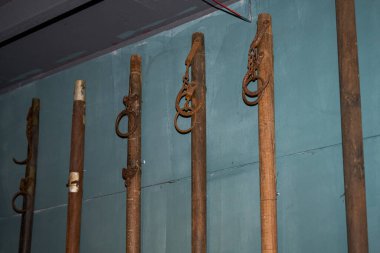 Duvarda asılı duran büyük ölçekli direğin ve ağırlığın yakın çekimi