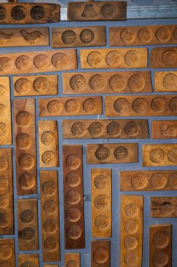 Duvarda asılı duran Çin ay çöreği kalıplarıyla dolu bir duvar.