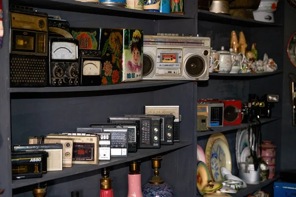 在旧货店出售的各种老式收音机录音机 — 图库照片