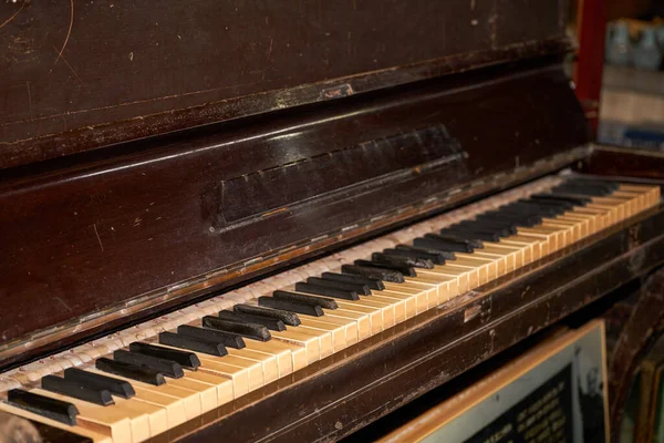 Eski kırık bir piyanonun yakın çekimi